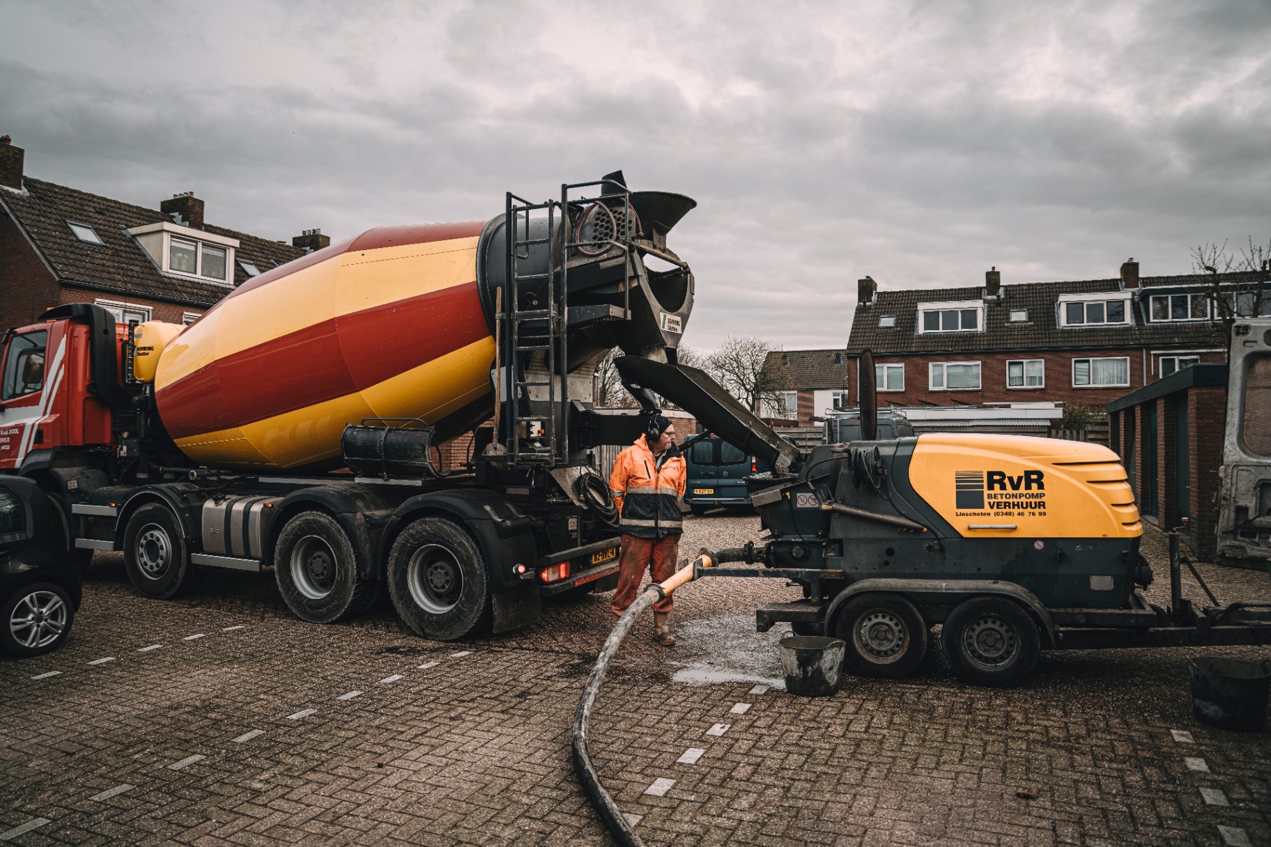 Betonmixer en kleine aanhangerbetonpomp van RvR Betonpomp Verhuur