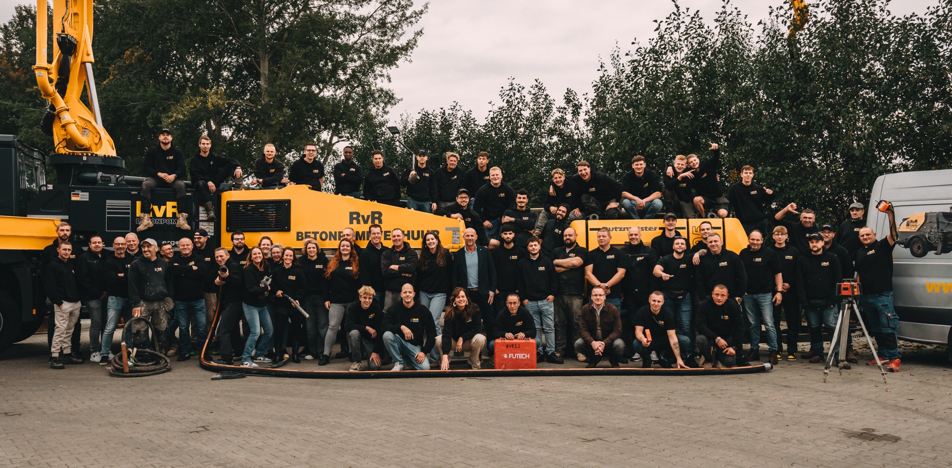 Groepsfoto van het team van RvR Betonpomp Verhuur