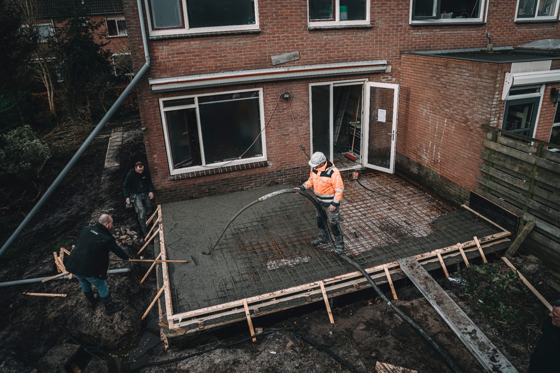 Betonvloer storten voor een aanbouw bij een particulier thuis